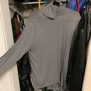 Thin stripped loose turtle neck